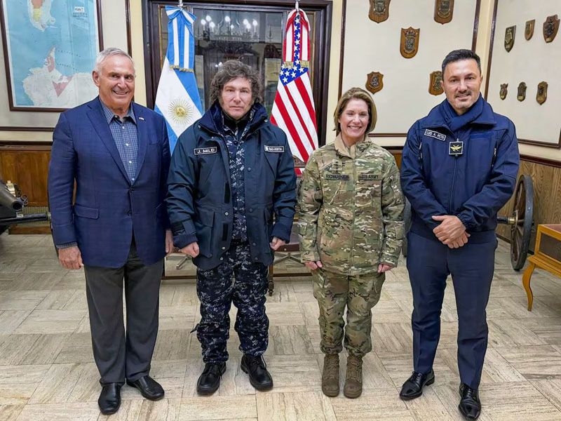 Solo por las elecciones: Milei llega a Tierra del Fuego en medio de críticas locales