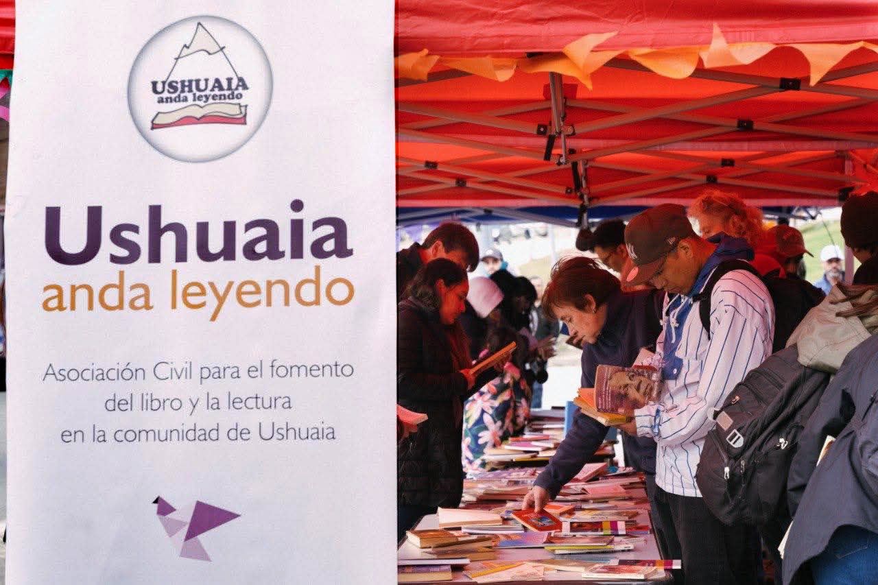 Un centenar de vecinos compartieron la 42ª Liberación Masiva de Libros