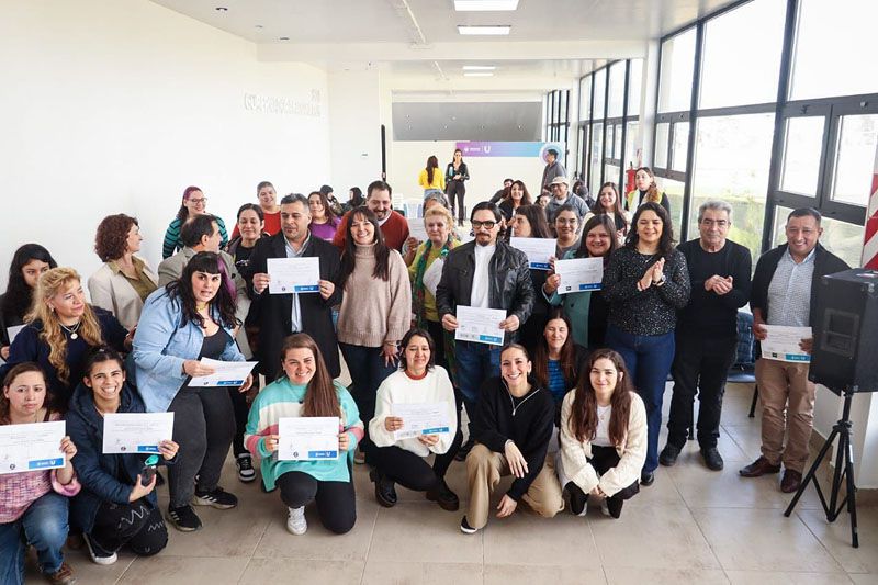 Más de 50 vecinas recibieron certificados del programa ‘Mujeres en Marcha’