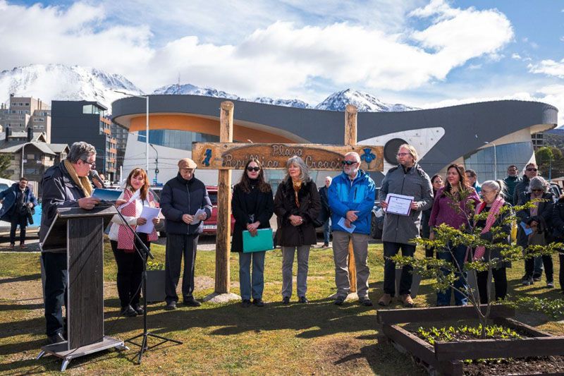 Funcionarios municipales acompañaron la ceremonia junto a la comunidad croata