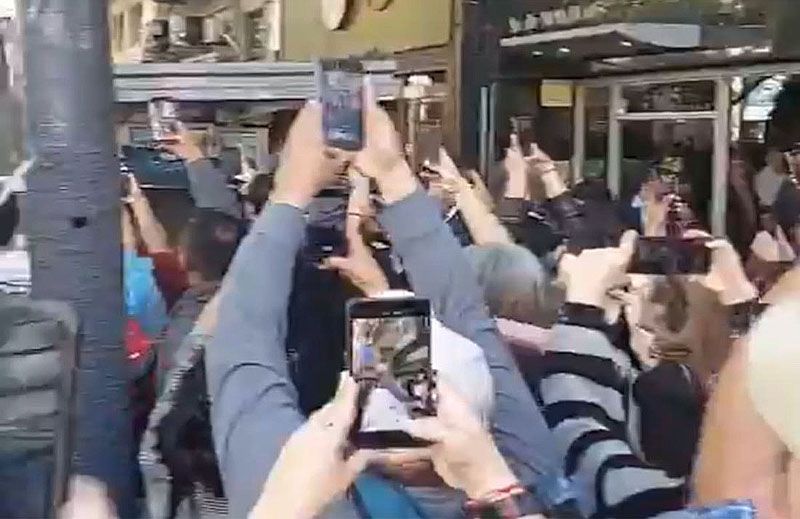 Javier y Karina Milei fueron abucheados en el microcentro porteño