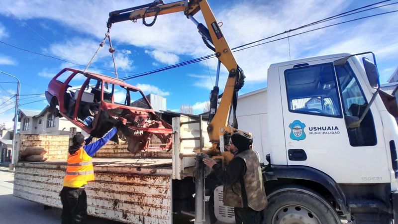 Personal municipal retira chatarra abandonada en la vía pública