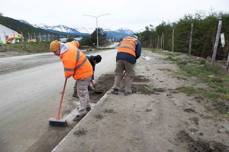Personal municipal trabaja en la limpieza de alcantarillas