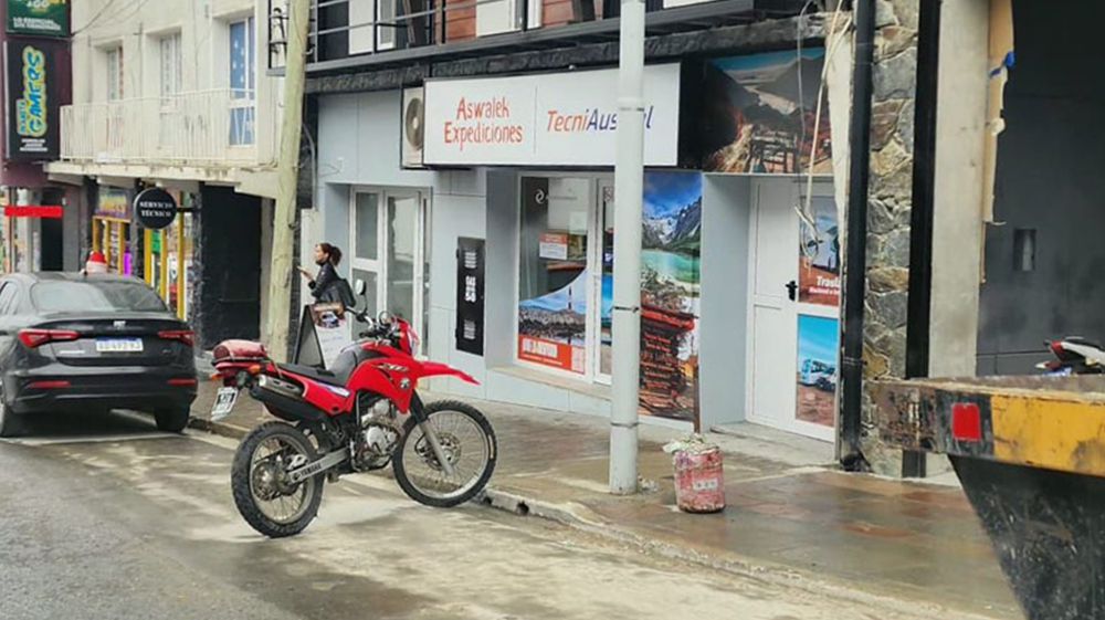 Cuando una moto ocupa más espacio que las ideas de quienes la estacionan