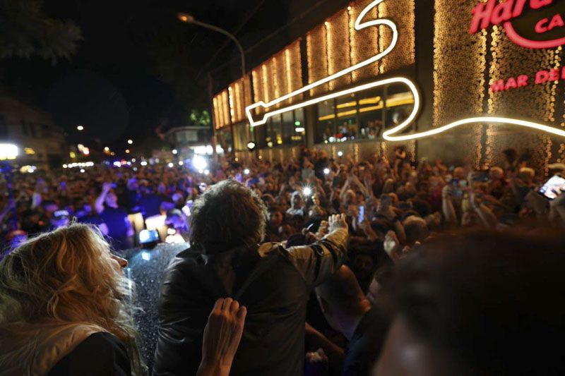 Javier Milei revolucionó el Teatro Roxy en Mar del Plata