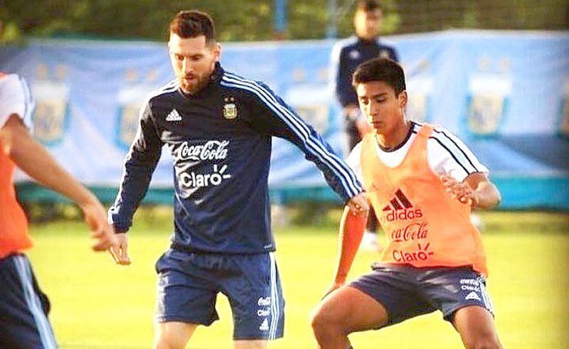 El futbolista fueguino que entrenó con Messi y hoy juega en Emiratos