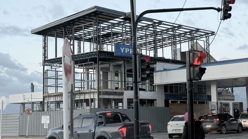 La YPF y otro monumento a la espera | Diario del Fin del Mundo
