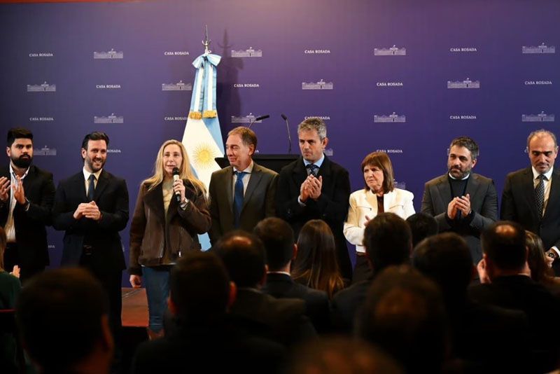 Entre la mesa política y una nueva foto con gobernadores