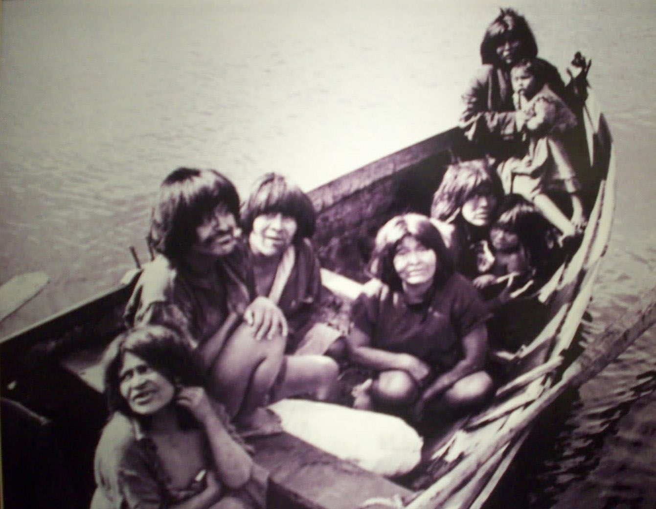 Llega a Ushuaia una familia canoera desde la isla Navarino