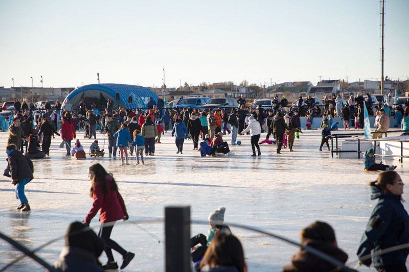Cientos de familias disfrutaron de la pista de hielo