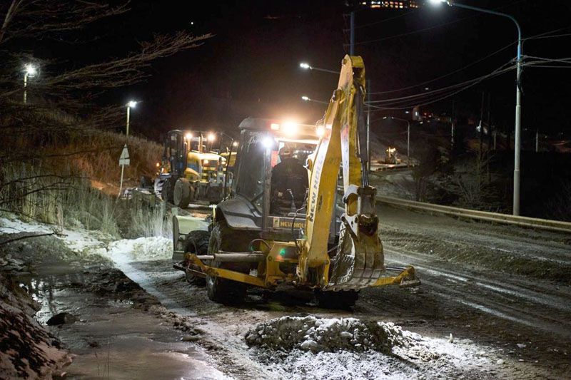 Trabajos de rotulado y despeje de hielo en la avenida Héroes de Malvinas