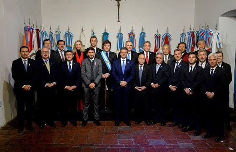Rolando Figueroa lidera y Gildo Insfrán esta último