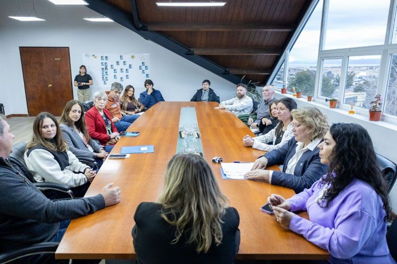 Firman el contrato de pavimentación para la calle De Los Ñires 