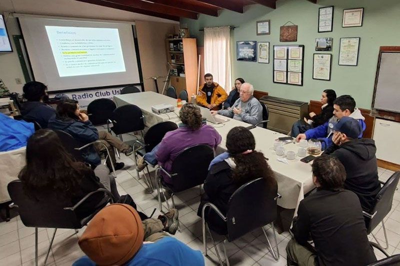 Agentes de Defensa Civil se capacitaron en radioafición y comunicación 