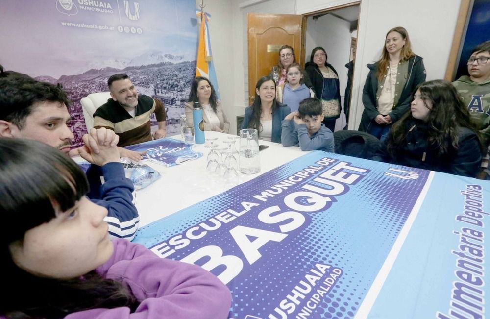 Entregaron nueva indumentaria a la Escuela de Básquet