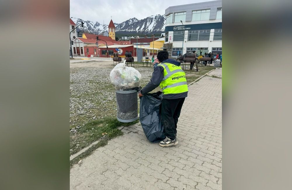 Operativo de limpieza en el centro tras el desfile