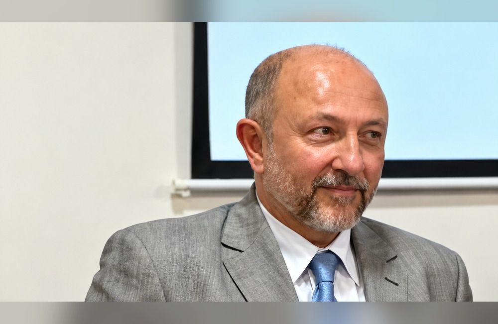 Calvete demora el fallo y mantiene el secreto
