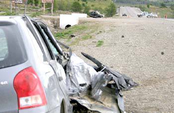 Mala maniobra, choque y vuelco