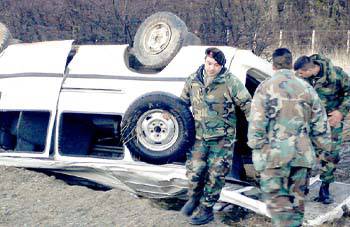 Un muerto y 10 heridos en vuelco de camioneta de la Armada 