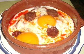 Huevos en cazuelitas con panceta ahumada y salsa de tomate