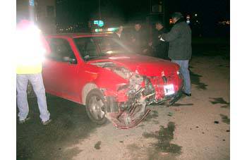 Detienen a un conductor por chocar un pilar de luz y un nicho de gas