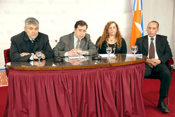 Rueda de prensa plagada de anuncios