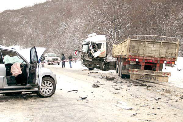 Brutal choque entre un camión y una pick up