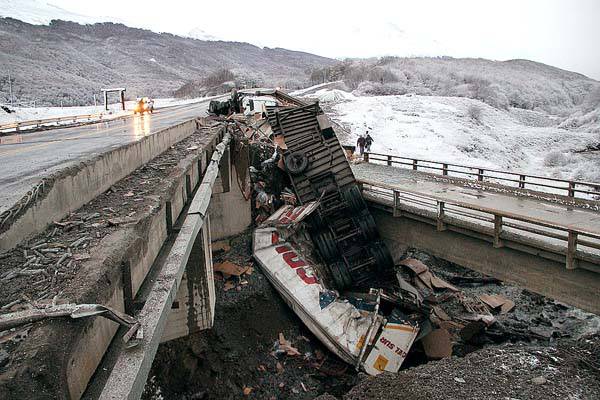 Impresionante vuelco de un camión en la ruta 3