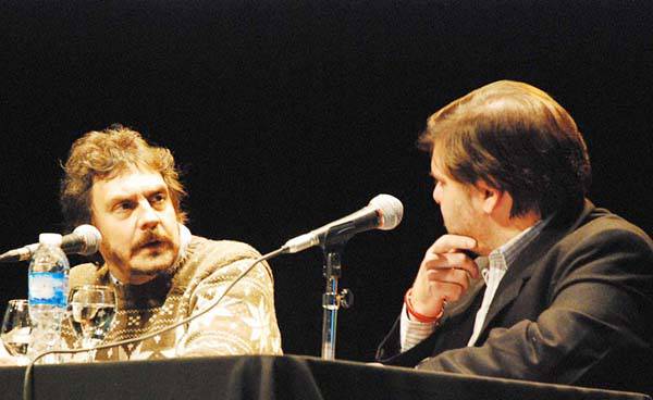 Pigna lanzó su nuevo libro desde Ushuaia ante una Casa de la Cultura colmada