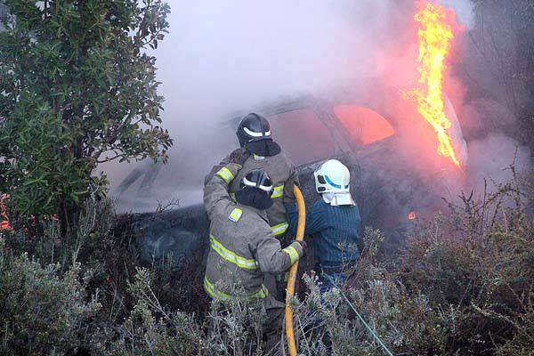 Encuentran mujer calcinada dentro de un vehículo