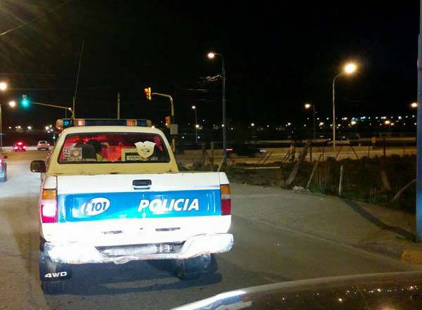 Piedra libre para el patrullero sin patente...