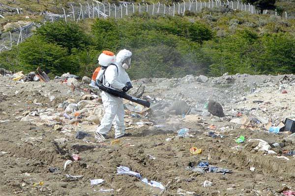 Desinfectan el relleno sanitario