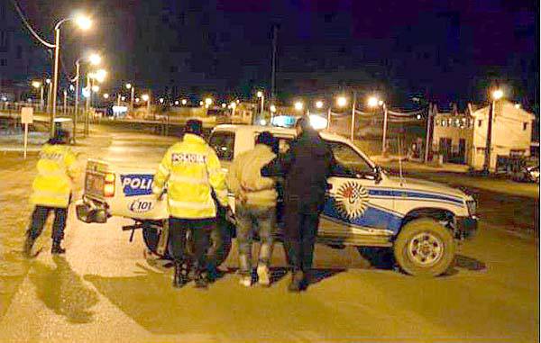 Encuentran drogas y un arma en allanamiento