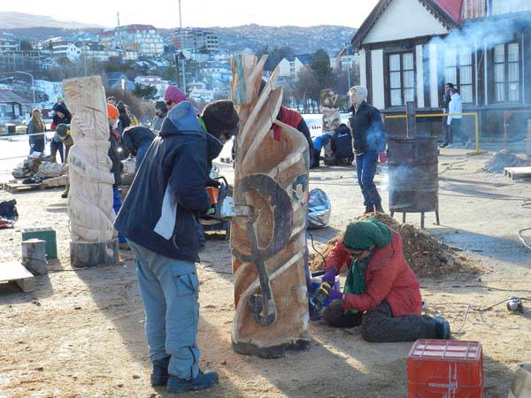 Exponen obras del 1er Encuentro de Esculturas en Madera de Ushuaia
