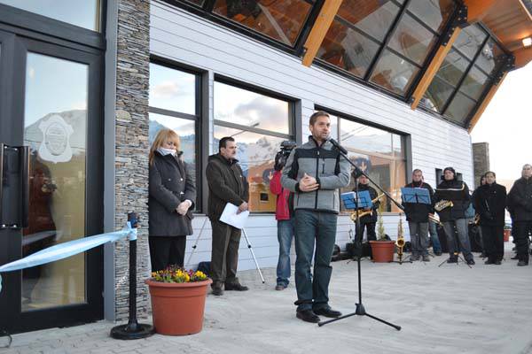 Sciurano inauguró el edificio de servicios de la pista de patinaje sobre hielo