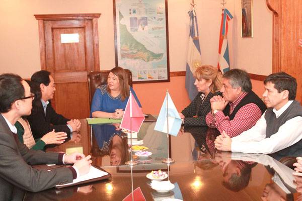 Bertone se reunió con el embajador de China