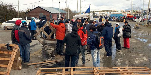 Se cumple la quinta jornada del corte de la Ruta 3 y Gendarmería dilata el desalojo