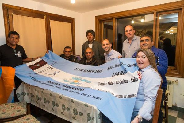 Antes de la partida, Bertone recibió a ex combatientes que unirán Ushuaia con La Quiaca