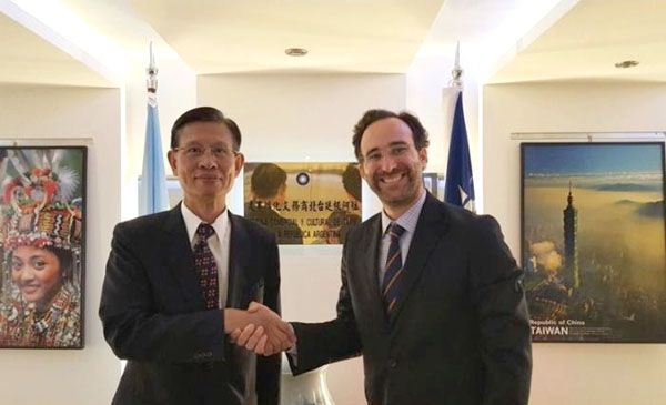 Primera ronda de reuniones del Gobierno con las embajadas