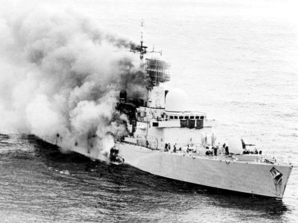 Aviones argentinos hunden al destructor inglés Sheffield