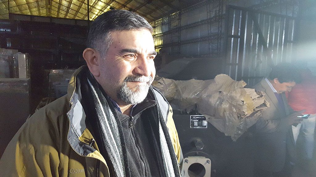 Encuentran mobiliario escolar, calderas y hasta un vehículo abandonados en un galpón de Educación