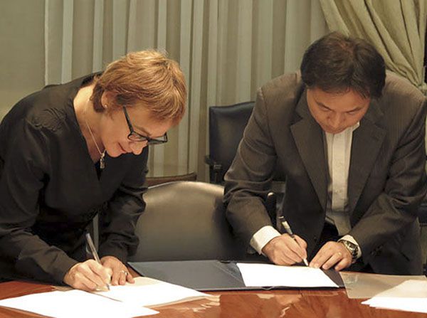 Bertone firmó el decreto rescindiendo el “Convenio Chino”