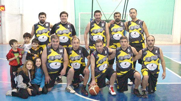 Amigos y Colegio pican en punta