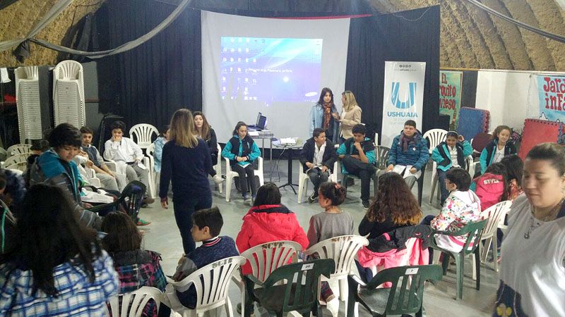 Estudiantes de Ushuaia recibieron una charla sobre uso responsable de redes sociales
