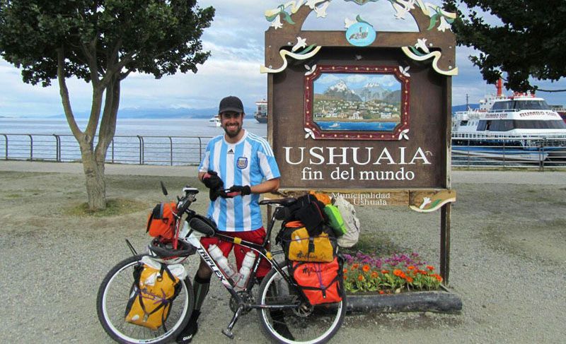 Joven argentino recorre el país en bicicleta