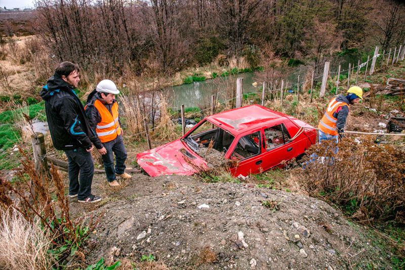 Retiraron material chatarra que estaba hundida en el turbal del barrio Los Fueguinos 
