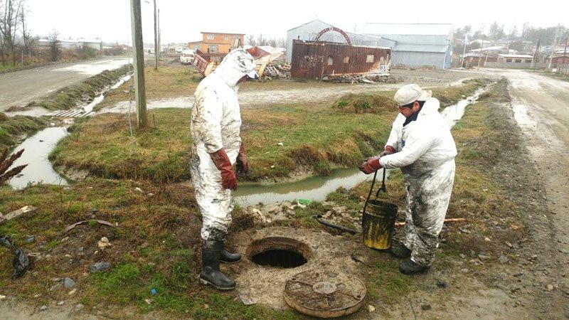 Tareas de mantenimiento en la red cloacal de Tolhuin