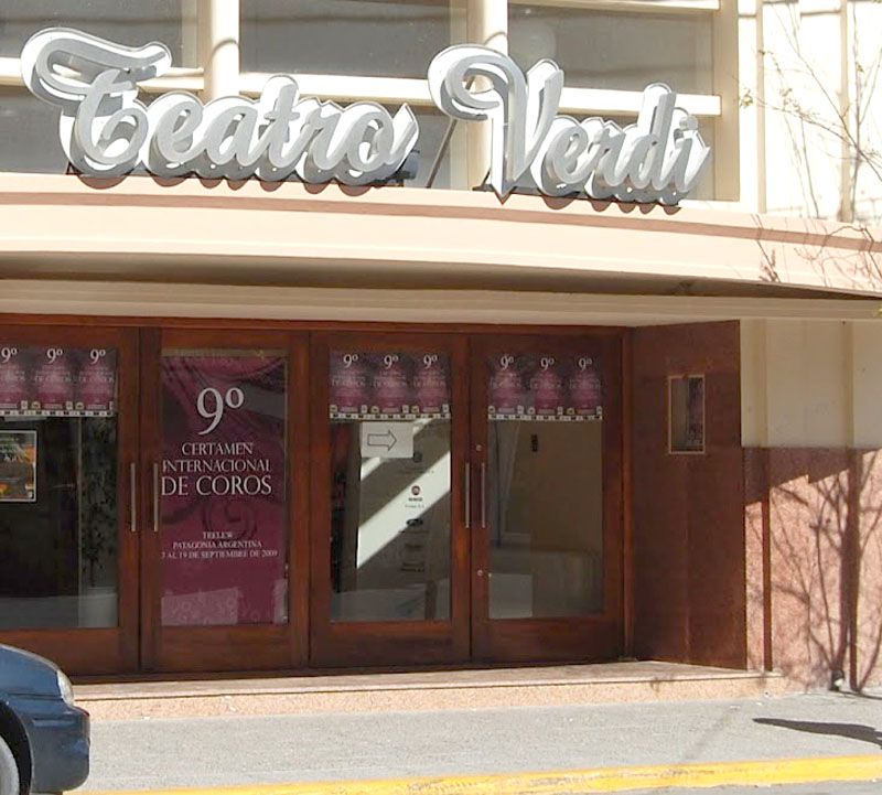 Escándalo en un acto: el gobernador concurre con su concubina