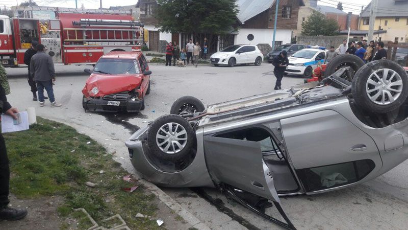 Impresionante choque y vuelco en Lapataia y Puerto Español