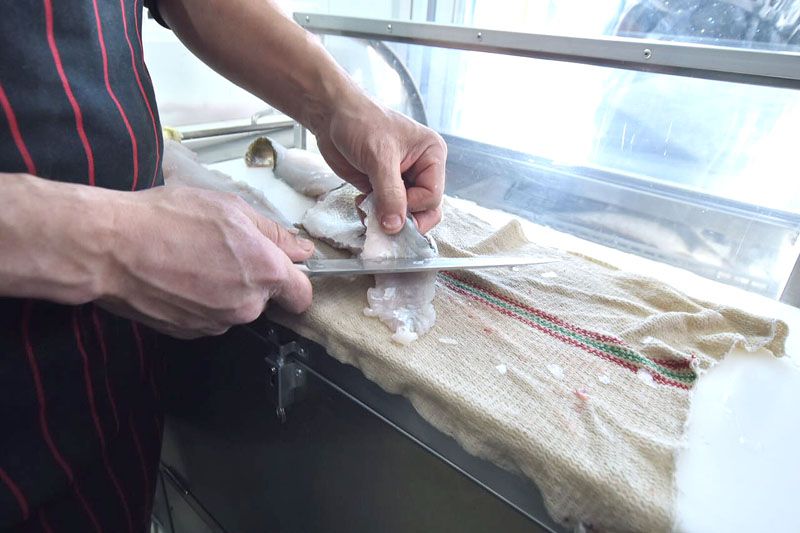 El puesto fijo de venta de productos de mar abre los jueves, viernes y sábados